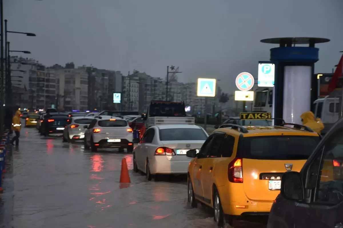 İzmir Kordon’da Şiddetli Yağışlar Yol Açtı: Su Birikintileri ve Trafik Zorluğu