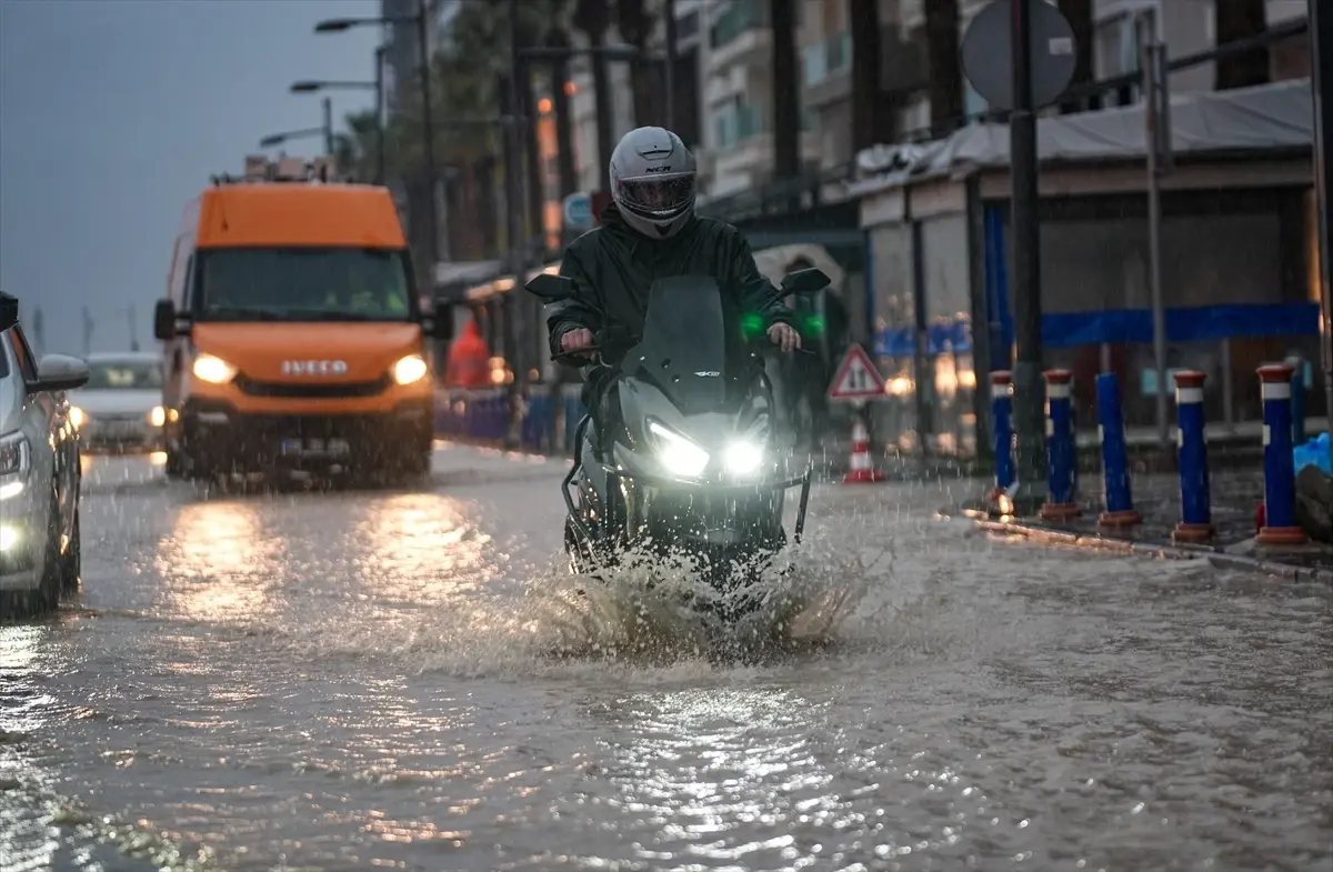 İzmir'de Şiddetli Sağanak Yağış Trafiği Felçledi ve İşyerlerine Zarar Verdi