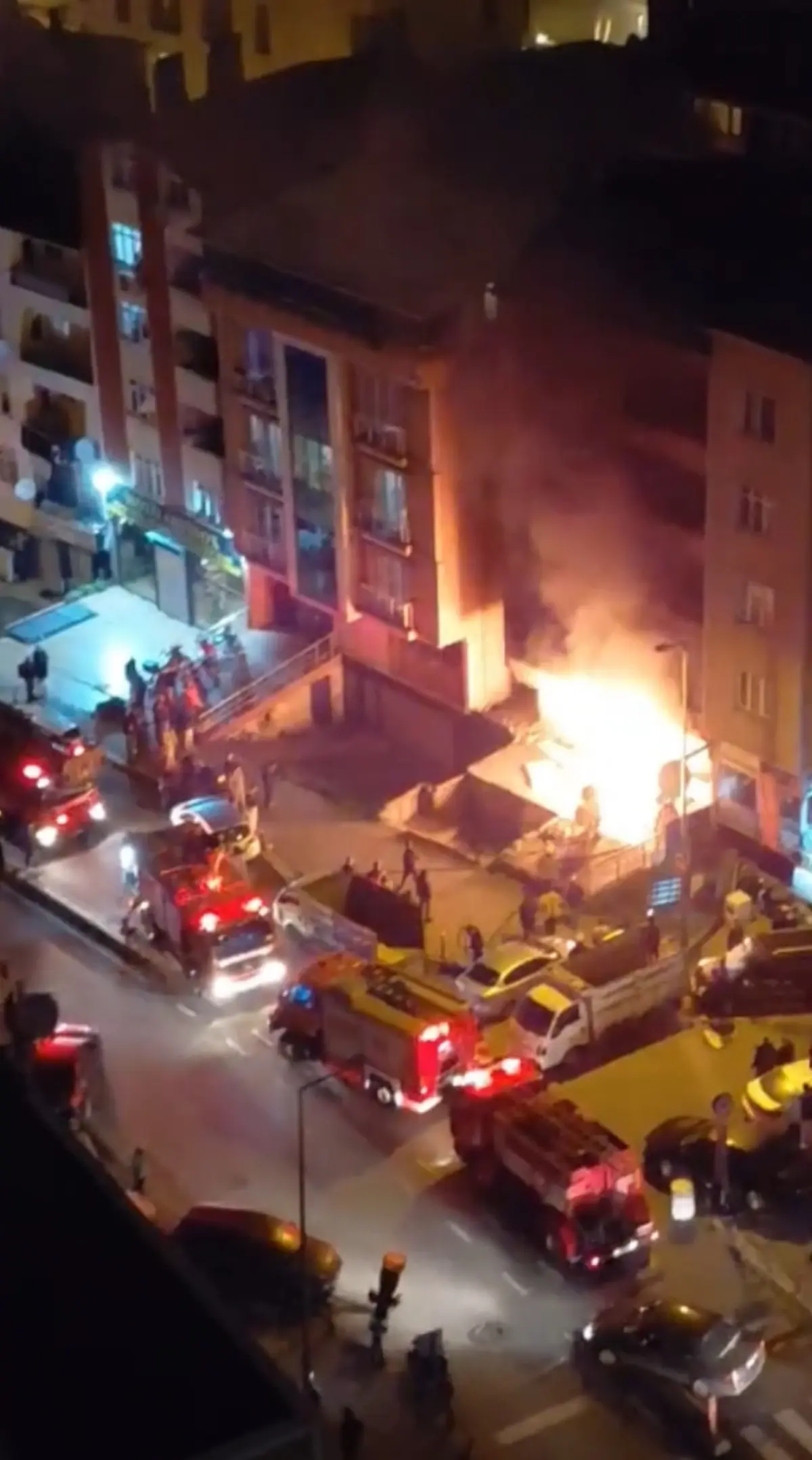 Kağıthane'de 4 Katlı Binada Çıkan Yangın Mahalleyi Uyandırdı, İtfaiye Hızla Müdahale Etti