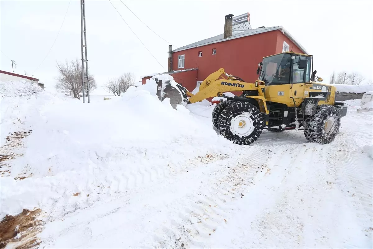 Kars’ta Şiddetli Kar ve Tipi Nedeniyle 15 Köy Yolu Ulaşıma Kapandı