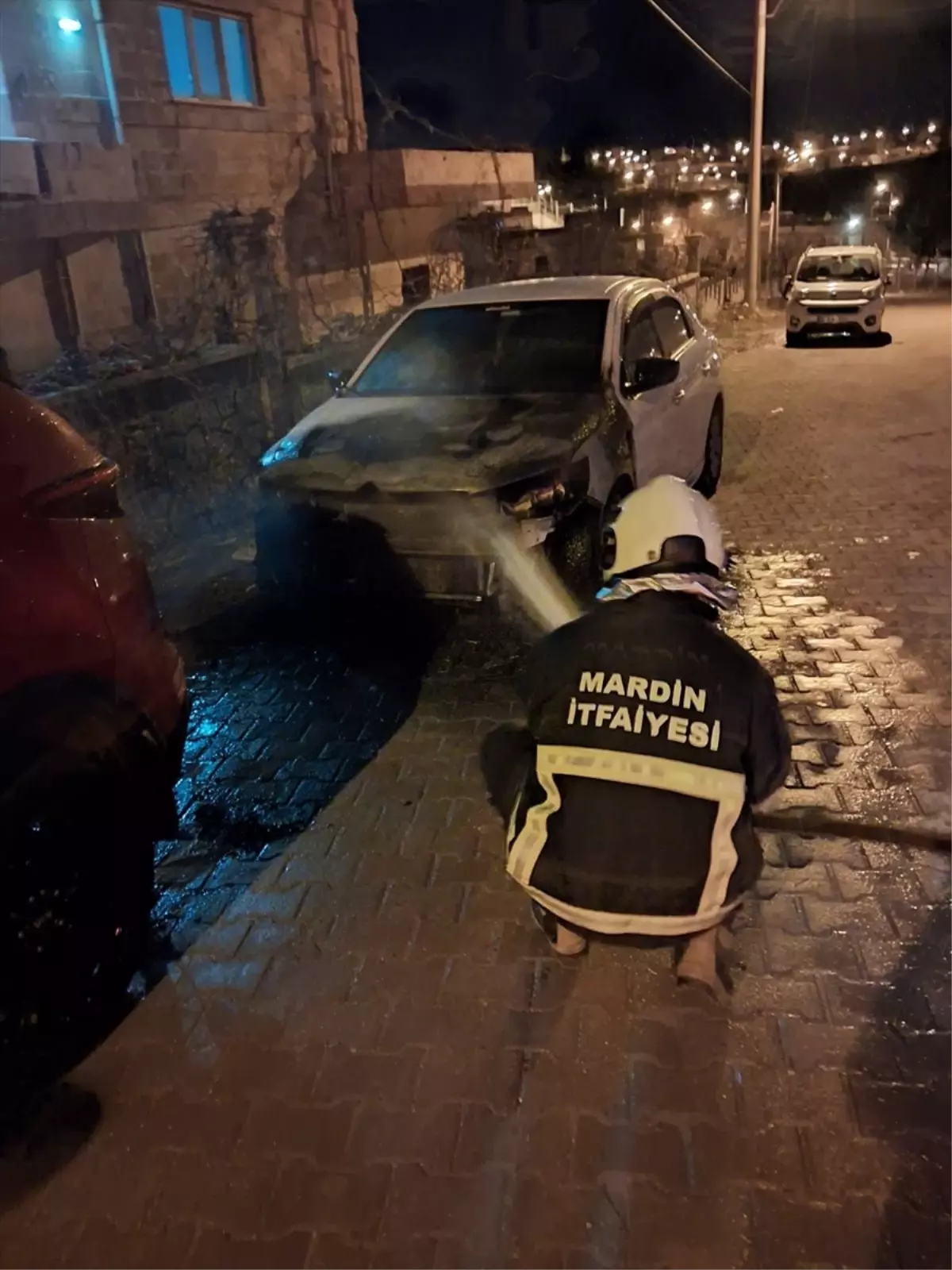 Midyat'ta Park Halindeki Araç Yangınla Karşılaştı: Detaylar ve Görseller