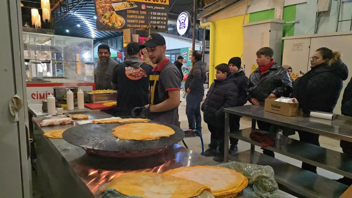 Uzun Çarşı Esnafı, 6 Şubat Depreminin Üçüncü Yıl Dönümünde Anma ve İkram Etkinliği Düzenledi