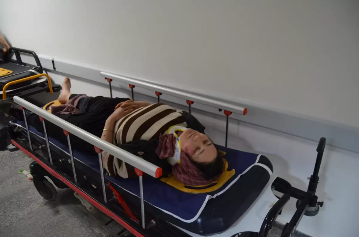 Aksaray'da Buzlu Yolda Minibüs Çarptı: 14 Tarım İşçisi Yaralandı