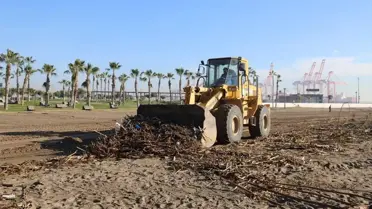 Akdeniz Belediyesi ekipleri sahilde temizlik yapıyor