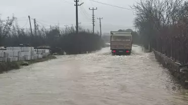 Sağanak sonrası çökük yol ve su birikintileri