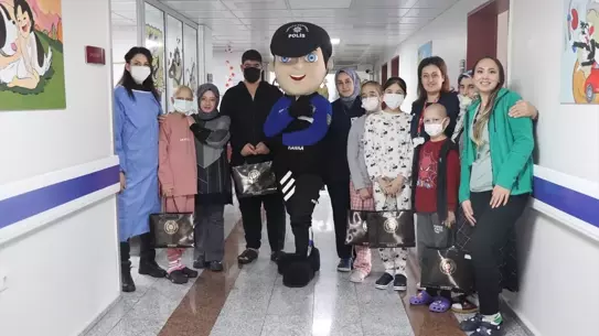 Polis memurları çocuklarla birlikte