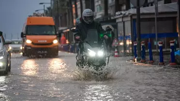 Yağış sonrası İzmir'de su birikintileri ve hasarlı dükkan