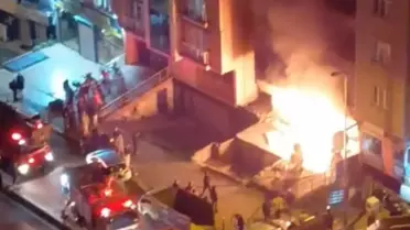 Yangın sonrası hasar görmüş Kağıthane binası