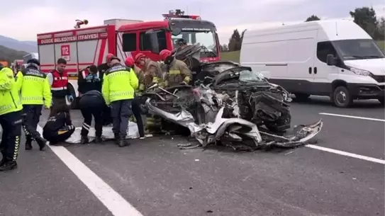 Düzce otoyolunda TIR çarpması sonucu genç sürücü hayatını kaybetti