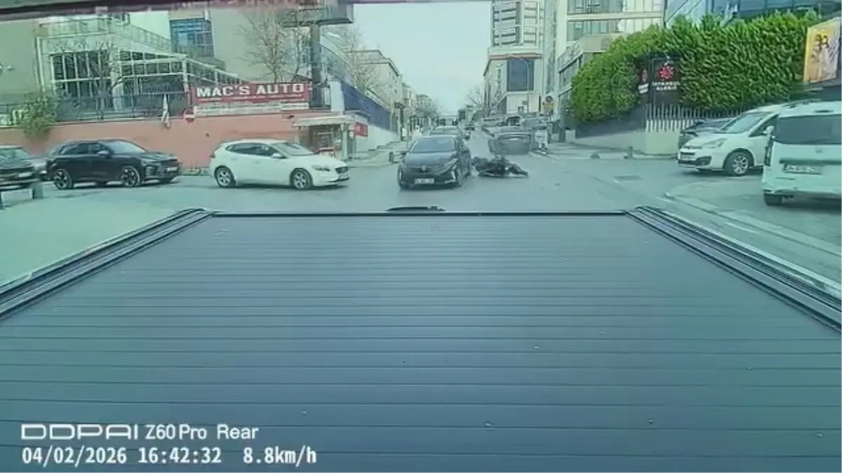 Ataşehir'de Motosiklet Sürücüsüne Çarpan Otomobil Kazası: Yaralı Hastaneye Kaldırıldı