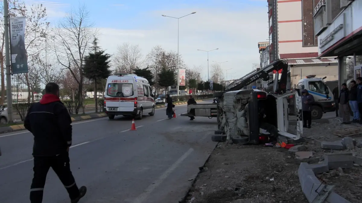 Trabzon’da Sürüş Anında Araç Yan Yattı, Şanslı Sürücüler Kazadan Kurtuldu