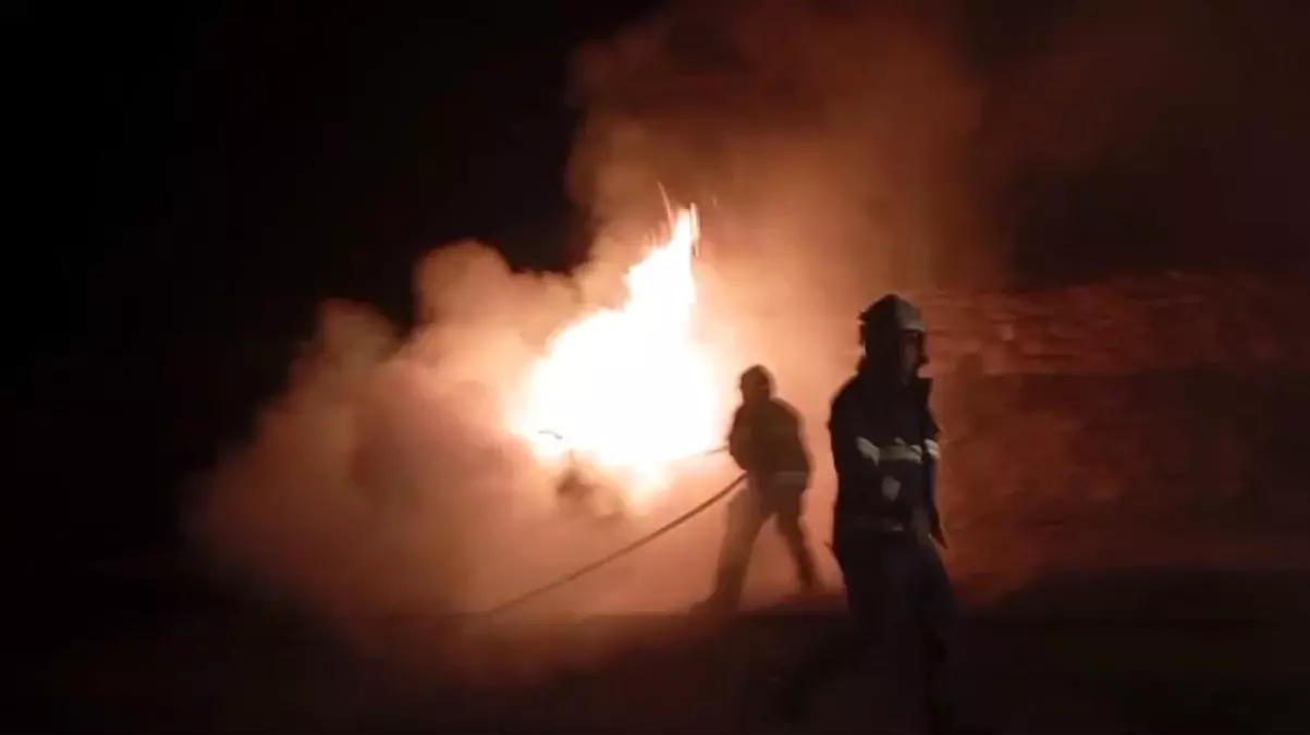 Mardin Artuklu’da Park Halindeki Araç Alev Aldı: İtfaiye Hızlı Müdahale Etti