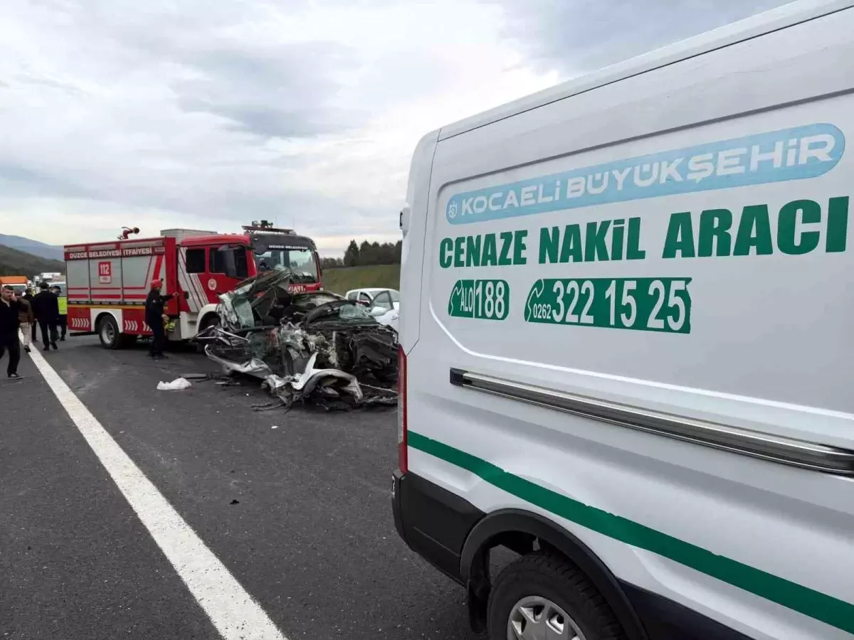 Düzce'de TEM Otoyolu'nda Tır Çarpması: 20 Yaşındaki Sürücü Hayatını Kaybetti