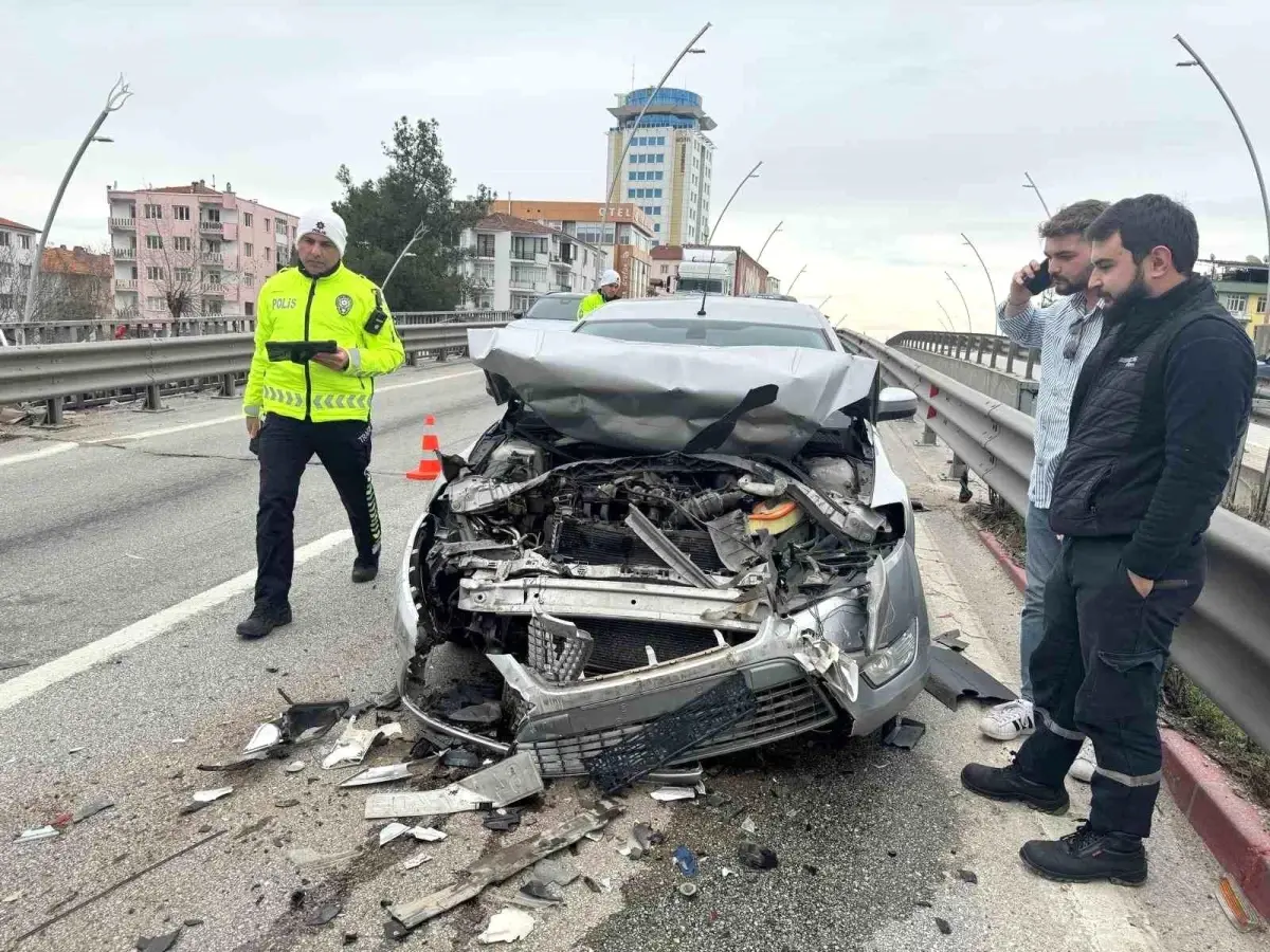 Uşak'ta 3 Araç Çarpıştı: 4 Kişi Hastaneye Kaldırıldı