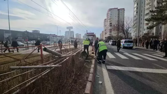 Kayseri'de Araç Kontrolünü Kaybetti, Yayalar Çarptı: 3 Yaralı