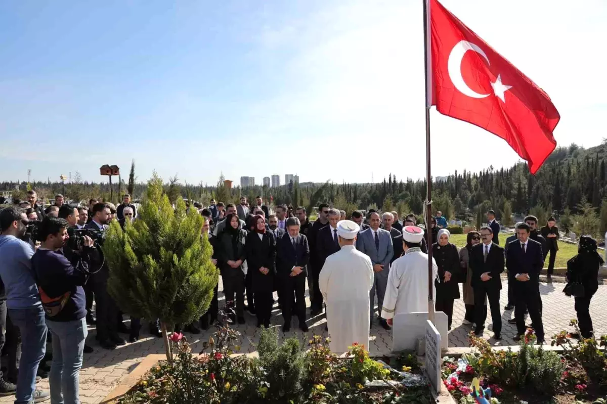 Tarım ve Orman Bakanı İbrahim Yumaklı, Adana’da Deprem Şehitlerinin Mezarlığını Ziyaret Etti