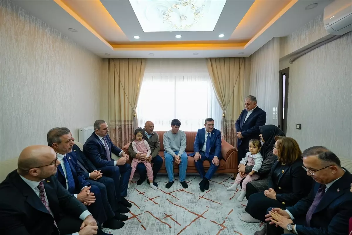 Cevdet Yılmaz, Nurdağı’nda Depremzede Dalar Ailesiyle Bir Araya Geldi