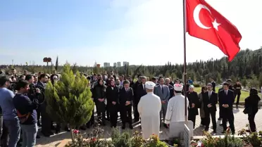 Bakan Yumaklı mezarlıkta çiçek bırakıyor