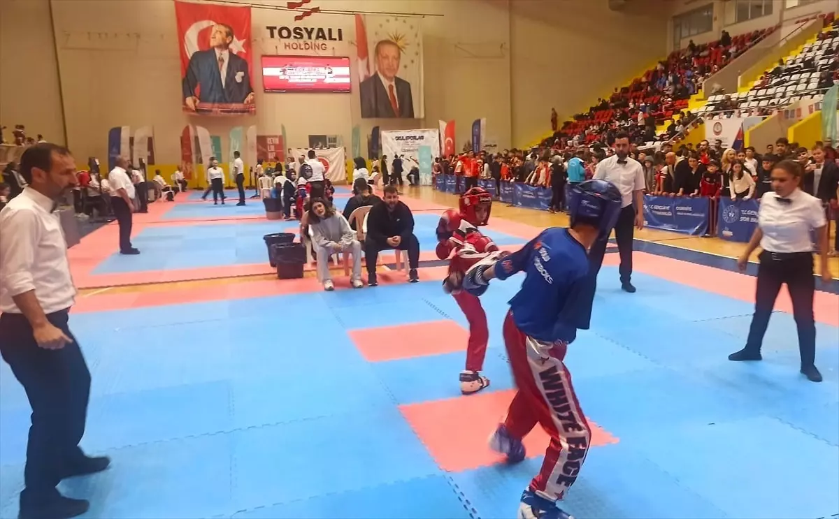 Osmaniye'de 57 İlden 1020 Sporcuyla Kick Boks Şampiyonası Açıldı