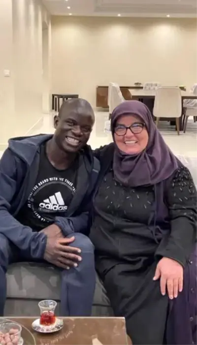 Kante ve Hatun Çağrıcı birlikte yemek hazırlıyor