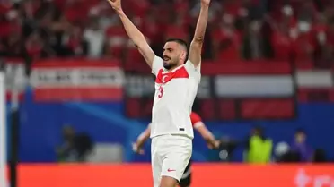 Merih Demiral yazısını kaleme alırken