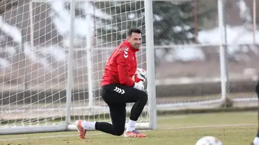 Sivasspor antrenman sahasında taktik çalışması