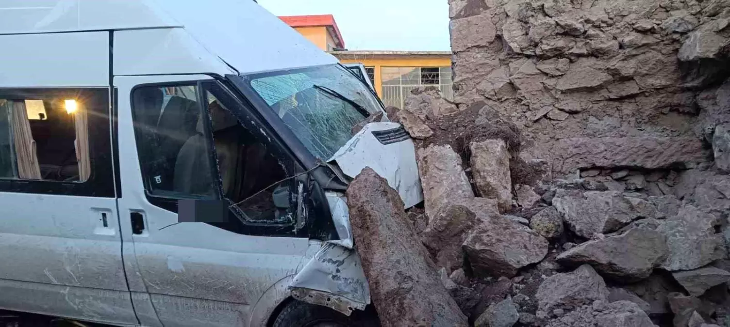Aksaray’da Tarım İşçilerini Taşıyan Minibüs Duvara Çarparak 14 Kişiyi Yaraladı