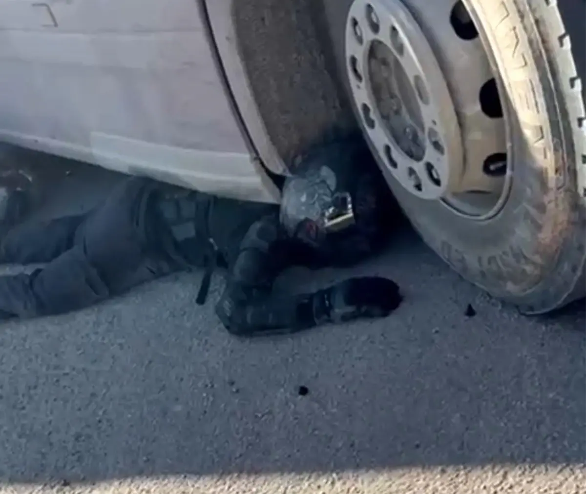 Adana’da motosiklet kazası sonrası kurtulan sürücü