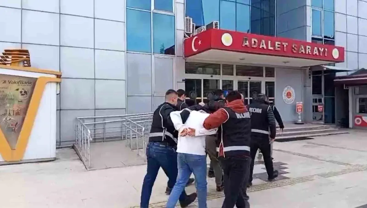 Ordu Ünye'de Silah ve Patlayıcı Operasyonu: Şüpheliler Yakalandı