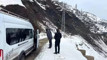 Batman’ın Sason İlçesinde Kar Yağışı Sonrası Heyelan: 2 Minibüs Yolda Kaldı