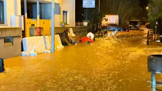 Bodrum’da Şiddetli Yağışlar Sel Getirdi, Mahallelerde Ulaşım Krizi