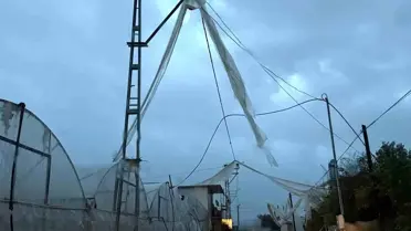 Kumluca’da Şiddetli Sağanak ve Hortum Seraları Vurdu