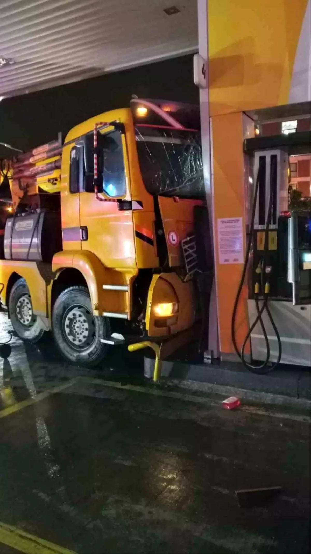 Aydın Efeler'de Vinç Kontrolsüz Hareketle Akaryakıt İstasyonuna Çarptı