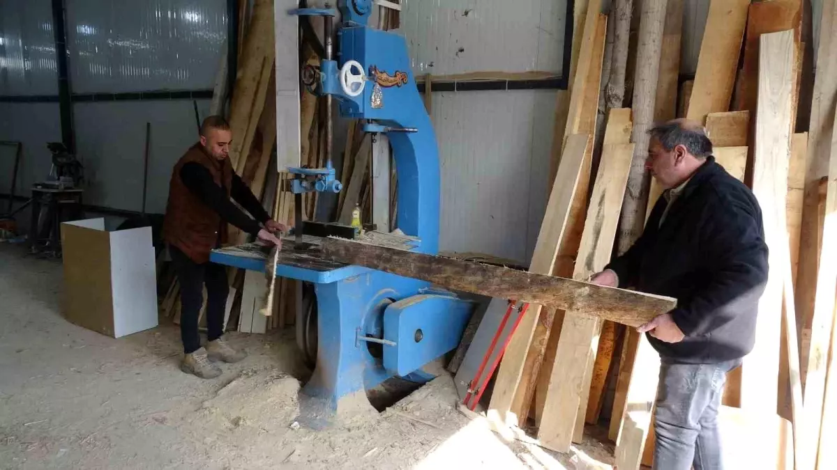 Depremde Kaybın Ardından: Emre Cömert ve Babası Marangoz Atölyesinde Hayata Tutunma Mücadelesi