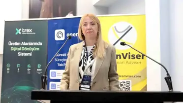 Panelde sunum yapan konuşmacı