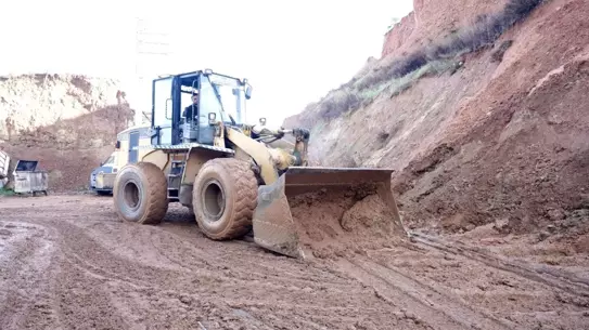 Manisa’nın Turgutlu İlçesinde Şiddetli Yağış Sonrası Toprak Kayması ve İş Yeri Hasarı