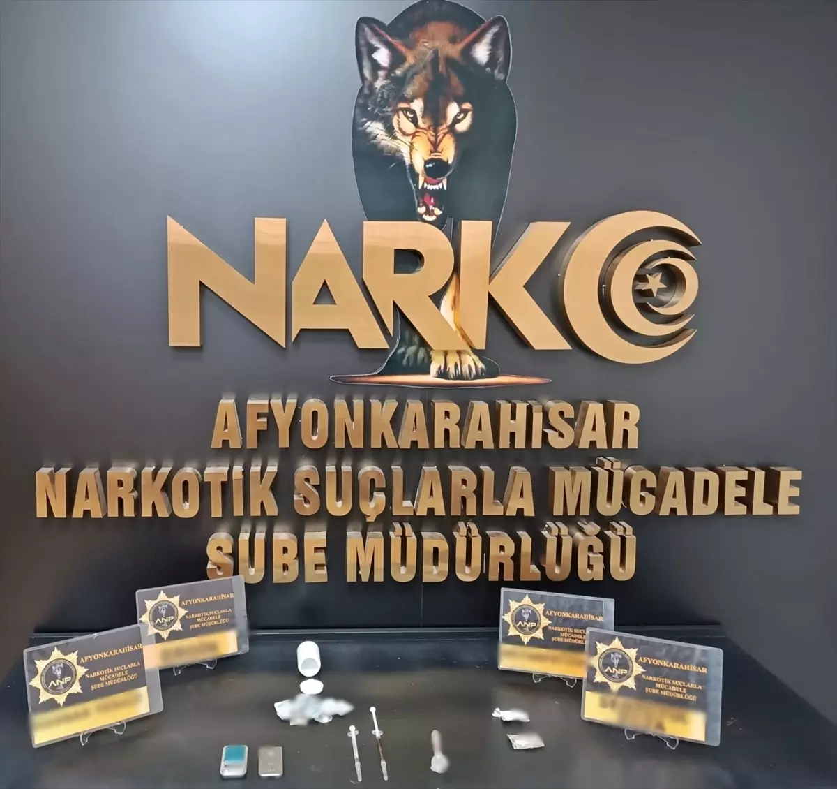 Afyonkarahisar’da Uyuşturucu Operasyonu: 8 Şüpheliden 3 Tutuklandı, 7 Peçete Ele Geçirildi