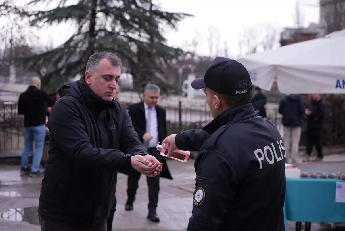 Ankara Emniyet Müdürü, 6 Şubat Depremlerini Anmak İçin Lokma Dağıttı