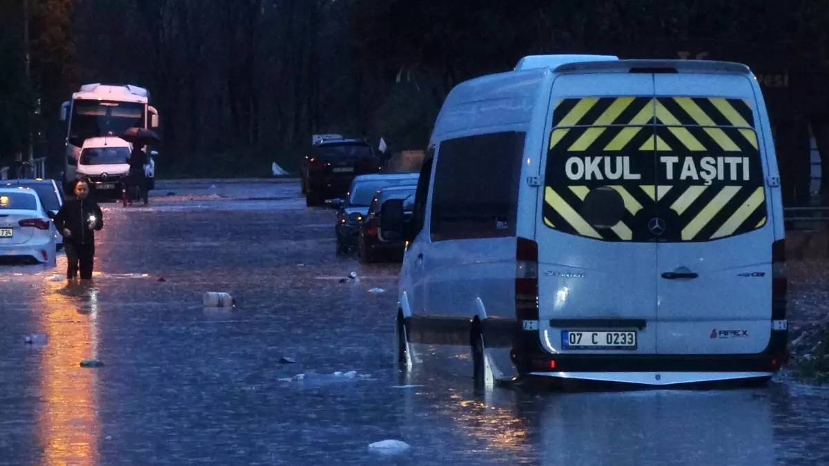 Antalya’da Şiddetli Sağanak ve Fırtına Trafiği Felç Etti