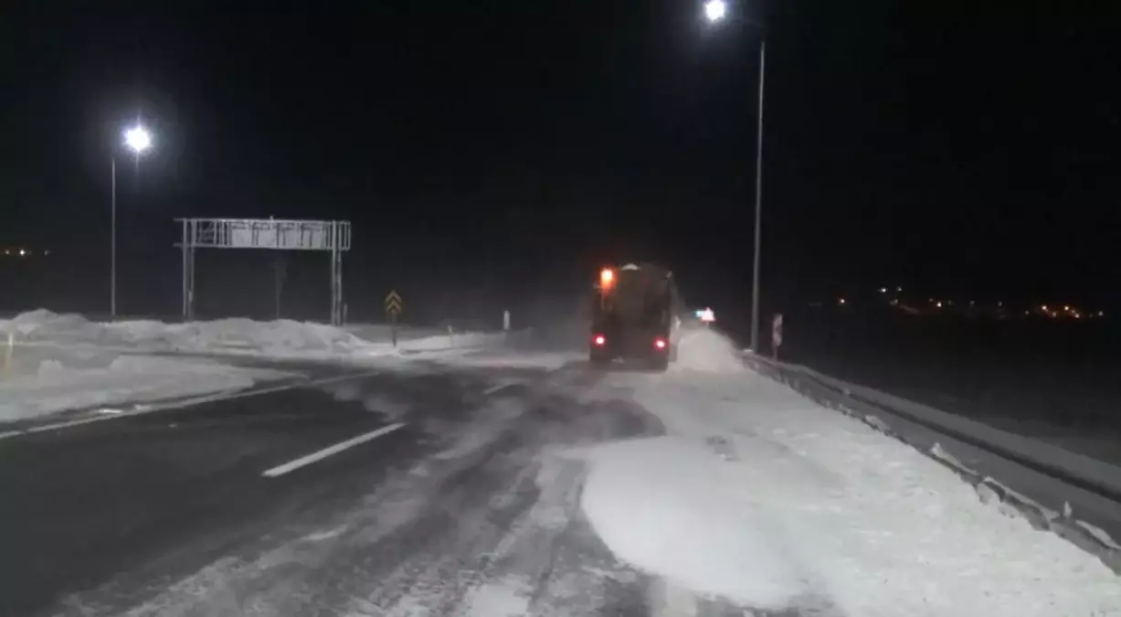 Ardahan’da Şiddetli Tipi Yol Kapattı, Ulaşım Kontrol Altında