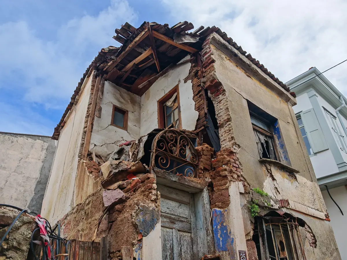 Ayvalık’ta Şiddetli Sağanak Sonrası 40 Noktada Su Baskını ve İki Bina Çöktü