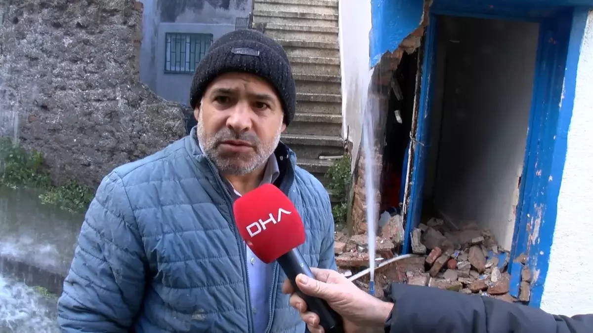 Beyoğlu'nda Park Halindeki Araç Geri Kayarak Binaya Çarptı