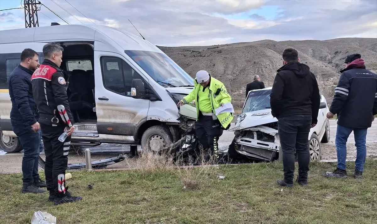 Beypazarı'nda Şiddetli Trafik Çarpışması: 4 Yaralı