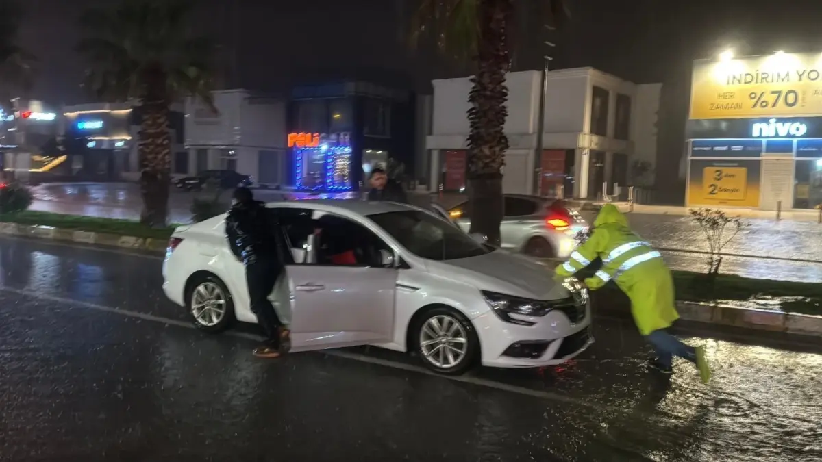 Bodrum'da Şiddetli Sağanak Yağmur Yol Kapatmalarına ve Araç Mahsur Kalmalarına Yol Açtı