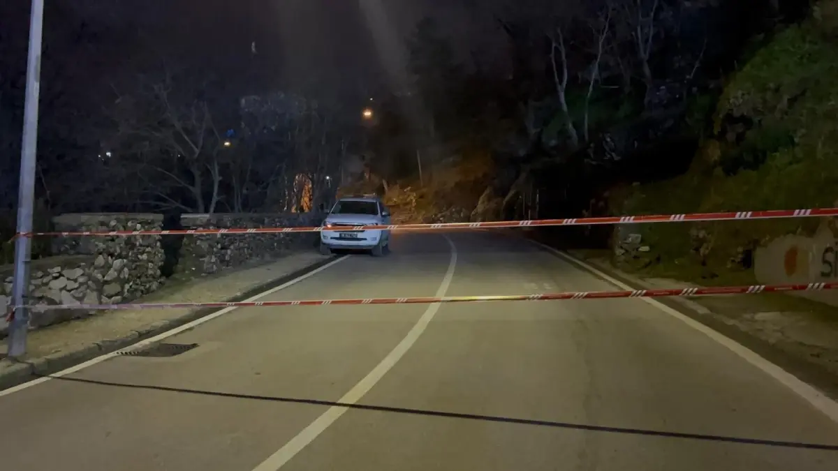 Bursa Osmangazi'de İstinat Duvarı Çöktü: Hastane Yolu Kapatıldı