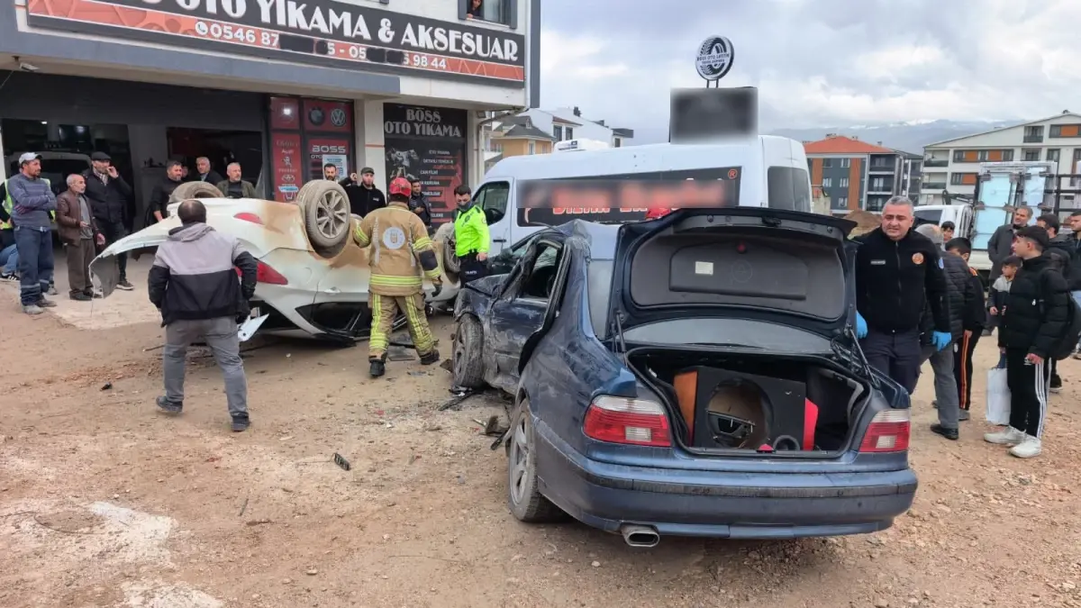 İnegöl'de 14 Yaşındaki Çocuğun Kontrolsüz Sürüşü 3 Aracın Çarpışmasına ve Takla Atmasına Neden Oldu