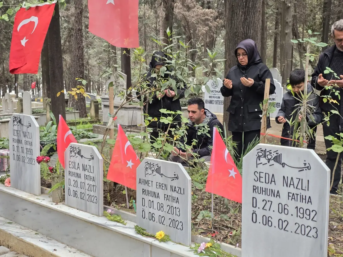 Hatay’da İzzet Nazlı ve Ailesi Deprem Anısına Duygusal Anma Töreni