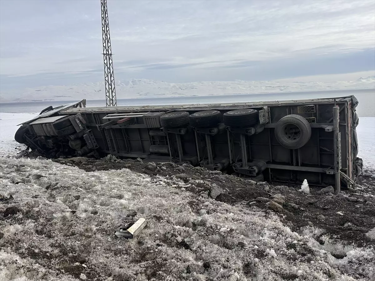 Erciş'te Şarampole Devrilen Tır Sürücüsü Hastaneye Sevk Edildi