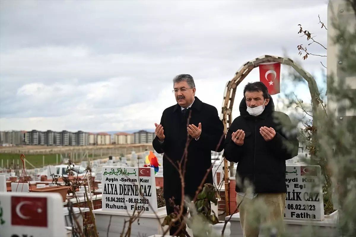 Eskişehir Valisi Yılmaz, Kahramanmaraş Deprem Şehitlerinin Mezarlarını Ziyaret Etti