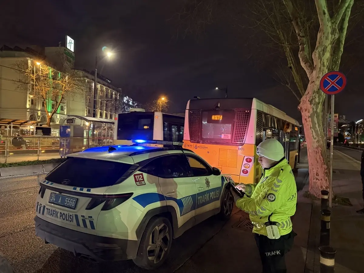 Fatih'te İETT Otobüsü 22 Yaşındaki Kadına Çarptı: Yaralı Hastaneye Kaldırıldı